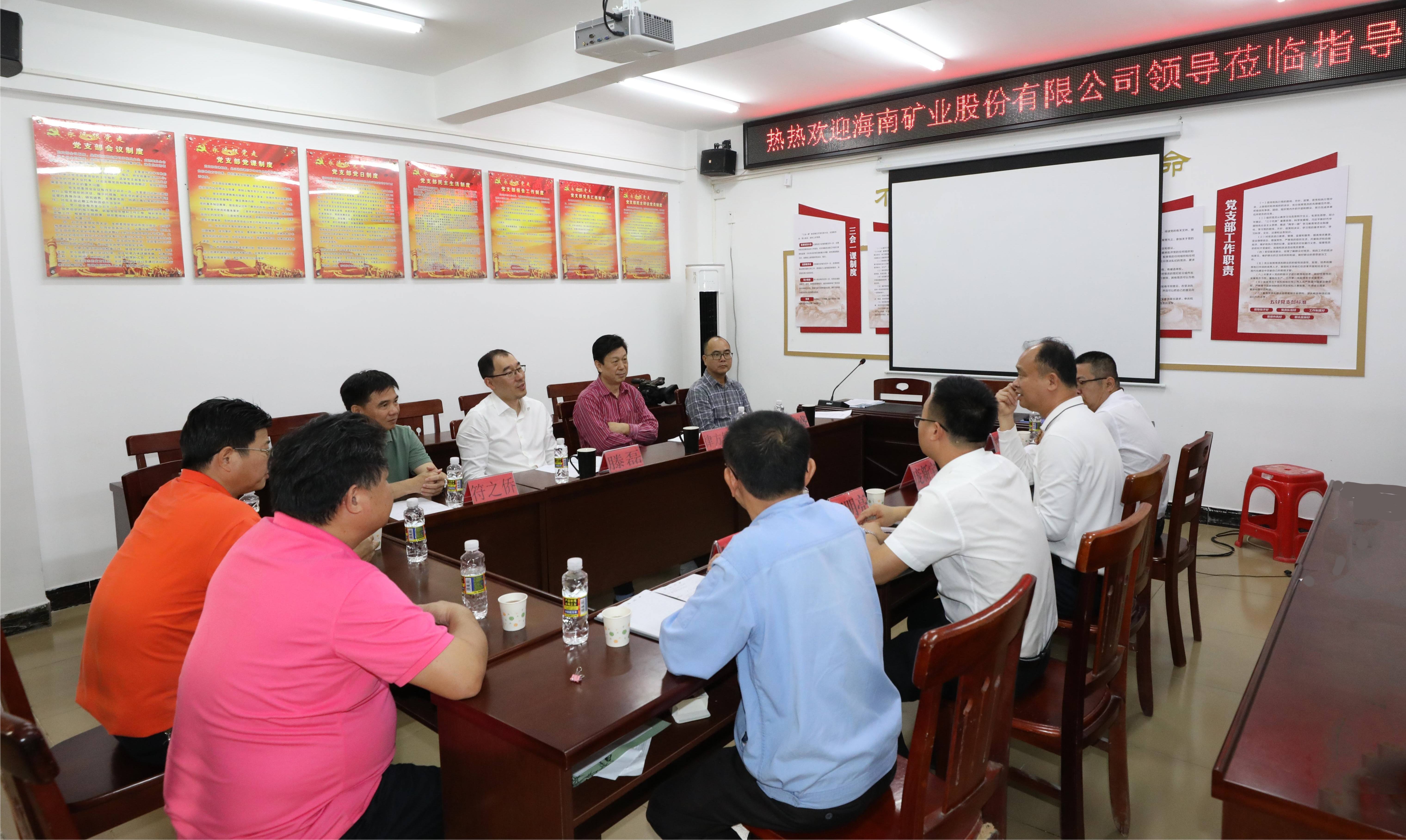 GA黄金甲总裁滕磊到兴诗村开展调研与慰问