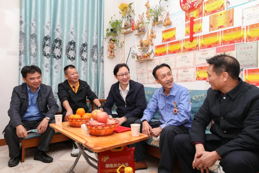 海南省总工会副主席陈波走访慰问GA黄金甲员工